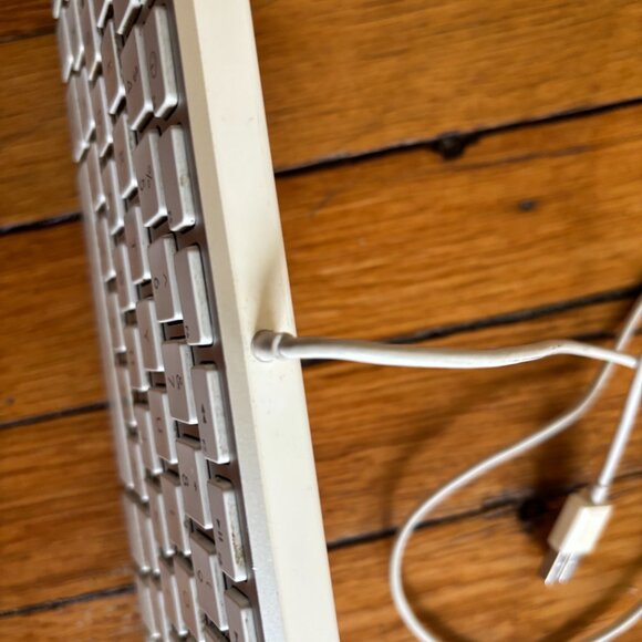 Apple: A1242 Ultra Thin Aluminum Wired Keyboard - Picture 5 of 6